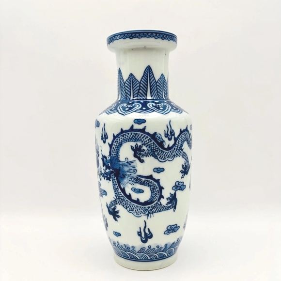 Chinese Blue and White Porcelain Vase With Dragon Design 8" - Picture 1 of 14